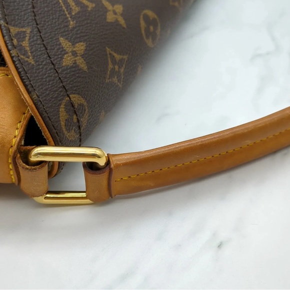 Louis Vuitton Beverly MM Monogram Canvas Shoulder Bag. - Picture 8 of 16